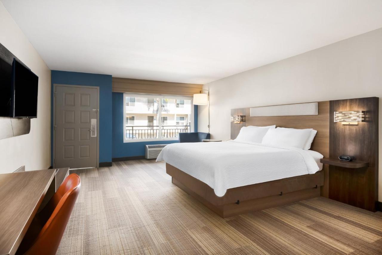 Holiday Inn Express Simi Valley By Ihg Bagian luar foto