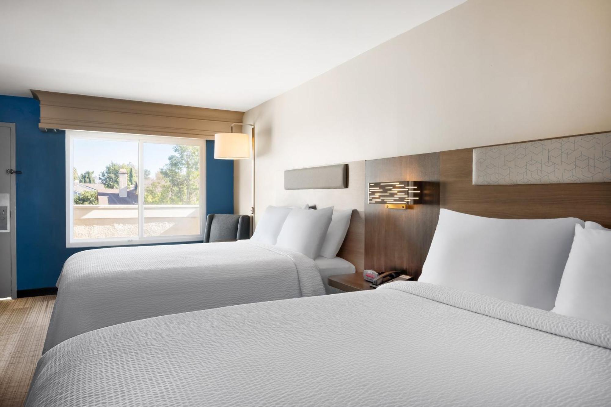 Holiday Inn Express Simi Valley By Ihg Bagian luar foto