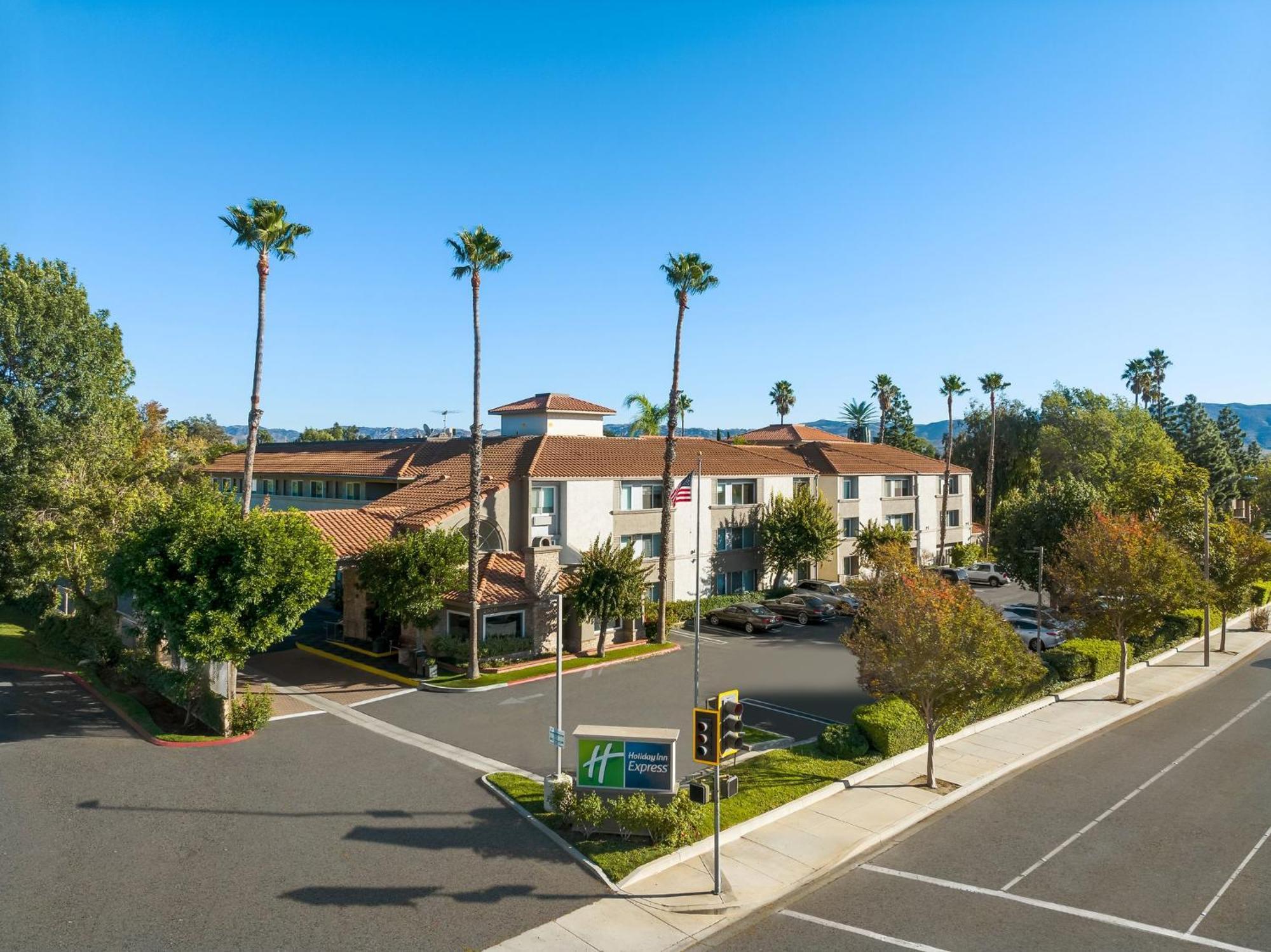 Holiday Inn Express Simi Valley By Ihg Bagian luar foto